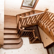 Разворотная деревянная лестница на второй этаж с площадкой на 180°