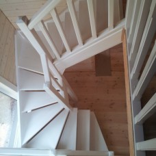 Разворотная деревянная лестница с забежными ступенями на 180°